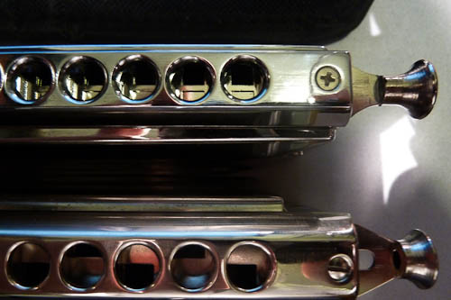 Confronto tra il mouthpiece Swan (sopra) straight tuned e quello della Hohner 64 cross tuned